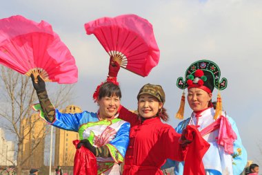 Luannan İlçesi- 23 Şubat: Çin geleneksel Yanko halk dansları gösterisi 23 Şubat 2016 tarihinde, Luannan County, Hebei Eyaleti, Çin 
