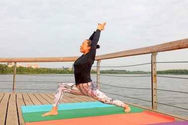 Luannan County - 17 Eylül 2016: Yoga egzersiz kadınları parkta, Luannan County, Hebei Eyaleti, Çin.