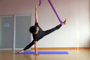 Luannan County - 3 Ekim 2016: Hava yoga eğitmenleri yoga eğitim sahasında gösteri hareketleri yapıyorlar, Luannan, Hebei, Chin