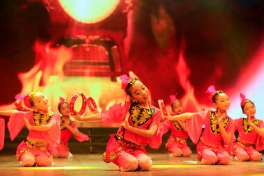 Luannan County - 23 Ocak 2017: Çocuk dans gösterisi, Luannan, Hebei, Chin