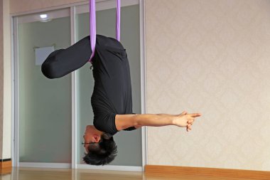 Luannan County - 3 Ekim 2016: Hava yoga eğitmenleri yoga eğitim sahasında gösteri hareketleri yapıyorlar, Luannan, Hebei, Chin