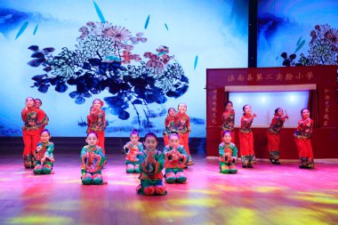 Luannan County - 23 Ocak 2017: Çocuk dans gösterisi, Luannan, Hebei, Chin