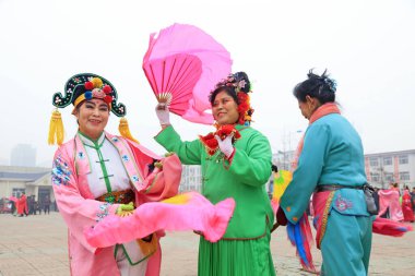 Luannan County - 4 Şubat 2017: Çinli Yangko performansı, Luannan County, Hebei Eyaleti, Chin