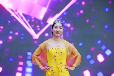 Tangshan City - 4 Şubat 2018: Çinli kadınların Cheongsam kostümleri Tangshan City, Hebei, Çin 'de bir defilede gösterildi.
