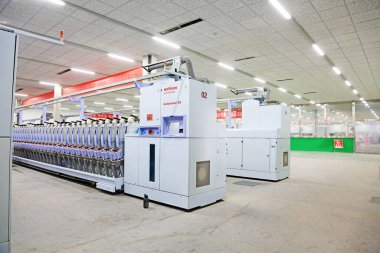 LUANNAN COUNTY - 20 Aralık 2013 'te, Luannan Eyaleti, Hebei Eyaleti, Çin' deki ZeAo Spin LTD 'deki bir üretim atölyesinde mekanik ekipmanlar çalışıyordu..