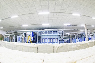 LUANNAN COUNTY - 20 Aralık 2013 'te, Luannan ilçesi, Hebei eyaleti, Çin' de, ZeAo Spin LTD 'de bir üretim atölyesinde mekanik ekipman koleksiyonu yapan pamuk lifleri.