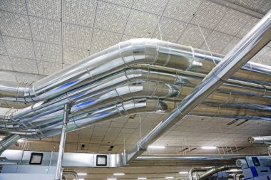 LUANNAN COUNTY - 20 Aralık 2013 'te, 20 Aralık 2013' te, Luannan Eyaleti, Hebei Eyaleti, Çin 'deki ZeAo Spin LTD' de bir üretim atölyesindeki metal borular.