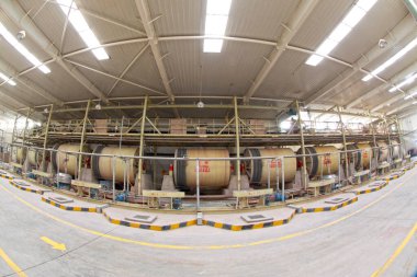 LUANNAN COUNTY - 5 Ocak 2014, Luannan Eyaleti, Hebei Eyaleti, Çin 'deki ZhongTong Seramik Şirketi' nin çamur atölyesindeki makine ve ekipman