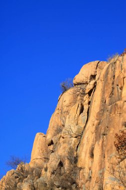 Kışın mavi gökyüzünün altındaki dağlar 