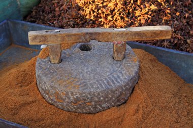 Soyunma kabininde taş değirmeni, fotoğrafa yakın çekim.