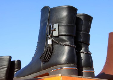 Satılık kadın ayakkabıları.