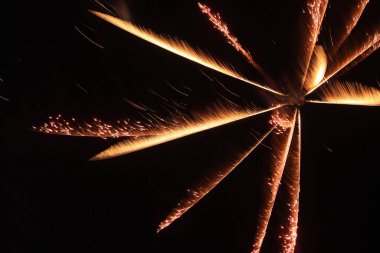 Çin yeni yıl arifesinde gece gökyüzünde havai fişek