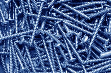 Kendi kendine dokunan vida üst üste yığılmış, fotoğrafa yakın çekim.