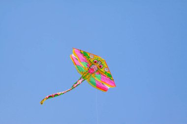 Gökyüzünde yusufçuk modelleme uçurtması