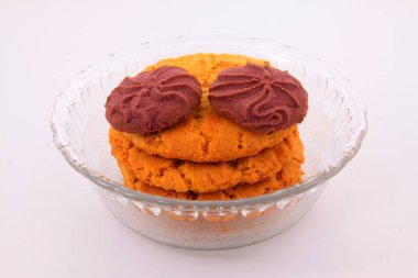 beyaz zemin üzerinde bir cam kasede kurabiye 