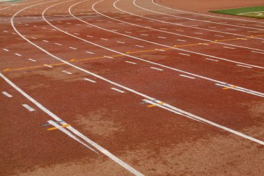 Bir ortaokulun spor sahasında plastik pist köşesi.