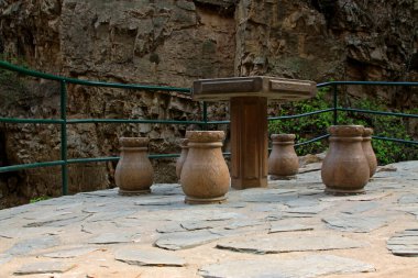 Masalar ve banklar parkta, Pekin 'de, Çin' de