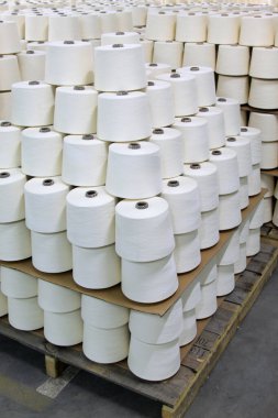 bir fabrikada bir iplik üretim satırında pamuklu grubu