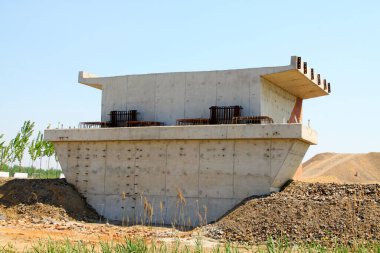 Bitmemiş beton dökümü köprü iskelesi, fotoğrafa yakın çekim