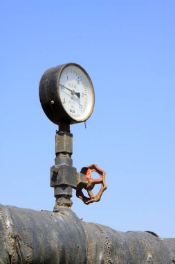 Yağ borusu ve basınç göstergesi, fotoğrafa yakın çekim.