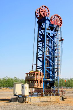 CAOFEIDIAN - 2 Mayıs 2014 tarihinde, JiDong petrol sahasında çerçeve tipi pompalama ünitesi, kaofeidyen, hebei bölgesi, Çin. 