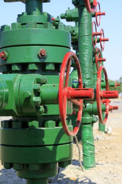 Yeşil petrol makineleri ve kırmızı el tekerleği, fotoğrafa yakın çekim