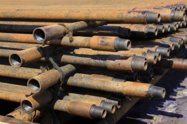 Oksitlenme paslanması petrol boru hattıyla dolu, fotoğrafa yakın.