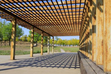 Oksitlenme, paslanma, parkta çelik kirişler, fotoğrafın yakın çekimi.