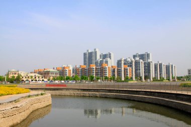 Şehir inşaatı, deniz kıyısında binalar, Çin 'de.