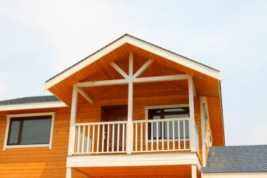 Parktaki ahşap evler, fotoğraflara yakın çekim.