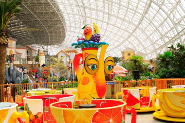 17 Mayıs 2014 'te, Mutlu Vadi' deki oyun parkında büyük eğlence tesisleri, Tianjin, Çin.