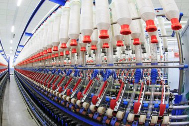 LUANNAN COUNTY - 20 Aralık 2013 'te, Luannan Eyaleti, Hebei Eyaleti, Çin' de, ZeAo Spin LTD 'de, bir üretim atölyesinde dönen makineler ve ovalar.