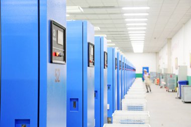 LUANNAN COUNTY - 20 Aralık 2013 'te, Luannan Bölgesi, Hebei Bölgesi, Çin' deki ZeAo Spin LTD 'de bir üretim atölyesinde mekanik ekipman ve plastik sandık.