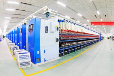 LUANNAN COUNTY - 20 Aralık 2013 'te, Luannan Eyaleti, Hebei Eyaleti, Çin' de, ZeAo Spin LTD 'de bir üretim atölyesinde dönen makine ve plastik sandık.