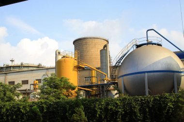 Bir fabrikada oksijen tankı ve binalar, yakın çekim