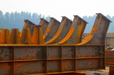 Çelik yapı bir araya toplanmış, fotoğrafa yakın.