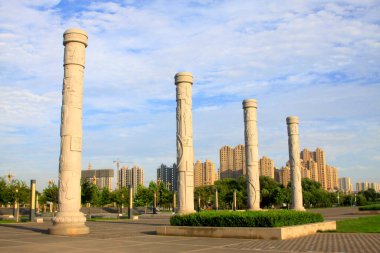 TANGSHAN - 21 Temmuz 2014 'te parkta totem direği peyzaj mimarisi, Tangshan şehri, Hebei Eyaleti, Chin