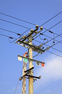 Mavi gökyüzünün altındaki güç tesisleri, fotoğraflara yakın çekim