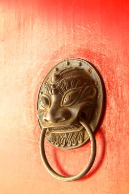 Geleneksel Çin tarzı metal kapı tokmağı.