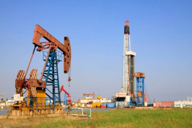 CAOFEIDIAN - 27 Eylül: JiDong petrol sahasında dengeli ışın pompalama ünitesi, 27 Eylül 2014, Caofeidian City, Hebei, Çin.