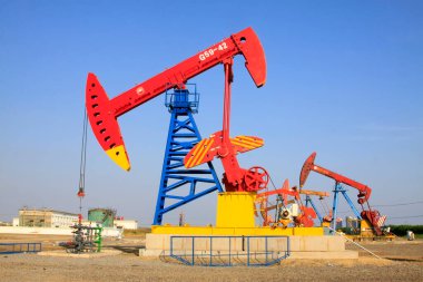 CAOFEIDIAN - 27 Eylül: JiDong petrol sahasında dengeli ışın pompalama ünitesi, 27 Eylül 2014, Caofeidian City, Hebei, Çin.