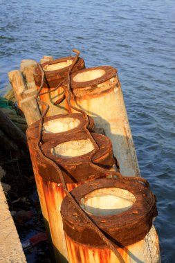 Terk edilmiş çelik boru, fotoğrafa yakın çekim.