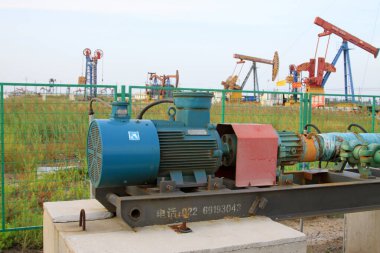 CAOFEIDIAN - 27 Eylül: Jidong petrol sahasında makine ve ekipman, 27 Eylül 2014, Caofeidian City, Hebei, Çin.