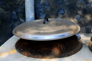 Büyük demir tencere ve Çin kırsalında kapaklar, fotoğrafın yakın çekimi.