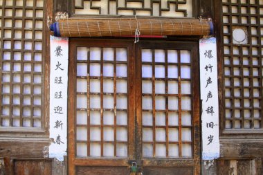 BEIJING - 5 Ekim: CuanDiXia köyündeki ahşap kapı ve pencereler, 5 Ekim 2014, Pekin, Chin