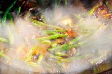 Çin mutfağı - büyük tencere fasulye ve et bir restoranda