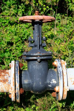 Oksitlenme paslı boru vanaları, fotoğrafa yakın çekim.