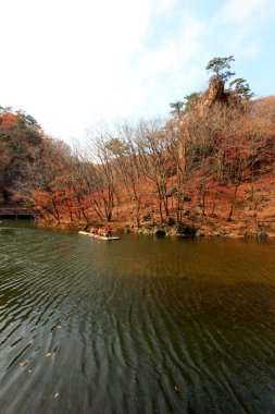 BENXI CITY- 12 Ekim: GuanMenShan manzaralı doğal manzara ve turistler, 12 Ekim 2014, Benxi City, Liaoning Eyaleti, Çin