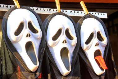 Maskeler kabinde, fotoğraflara yakın çekim.