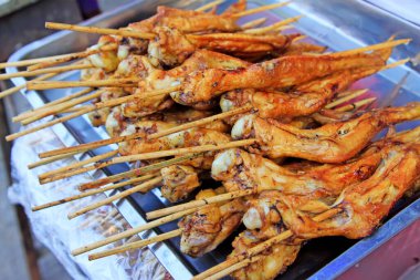 Lokantada ızgara tavuk kanadı, yakın plan fotoğraf.